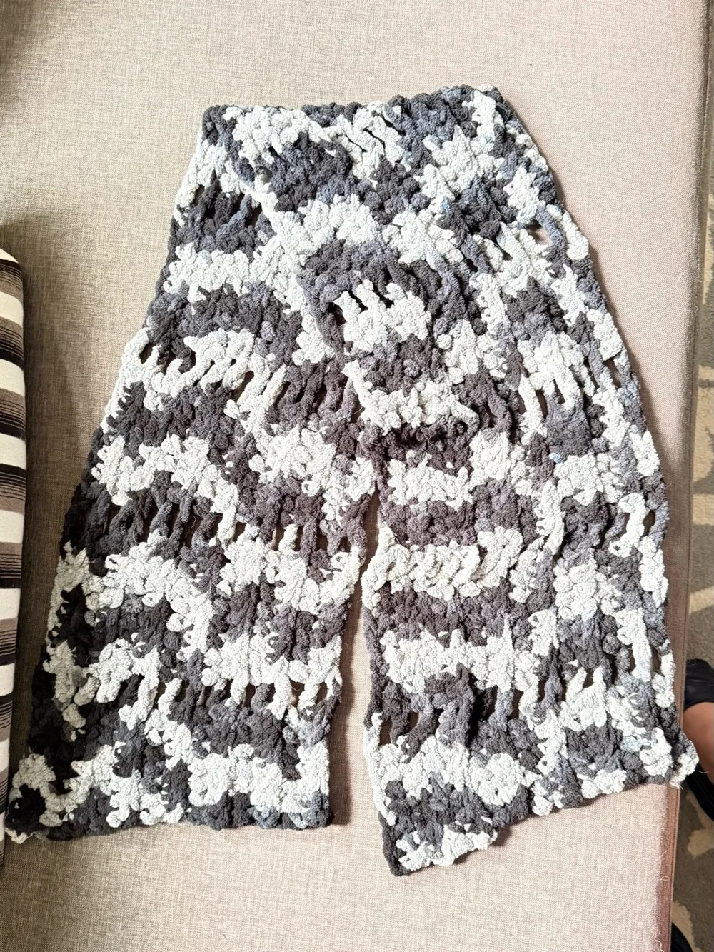 Cozy Crocheted Soft Textured Scarf - Gray & Black BN